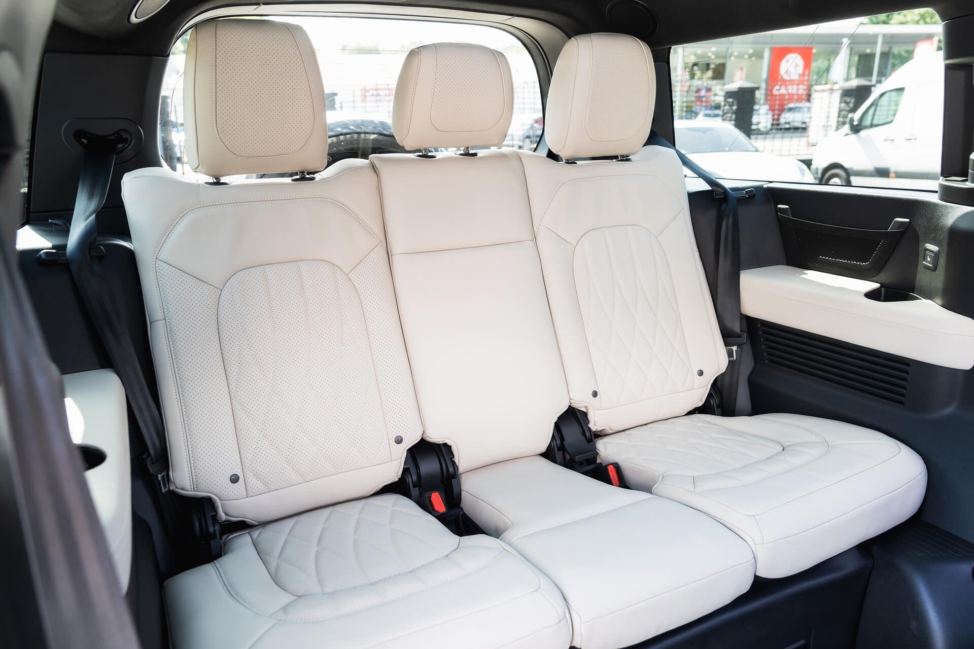 Land Rover Defender D350 X-Dynamic HSE (7 Seater) Gallery Image