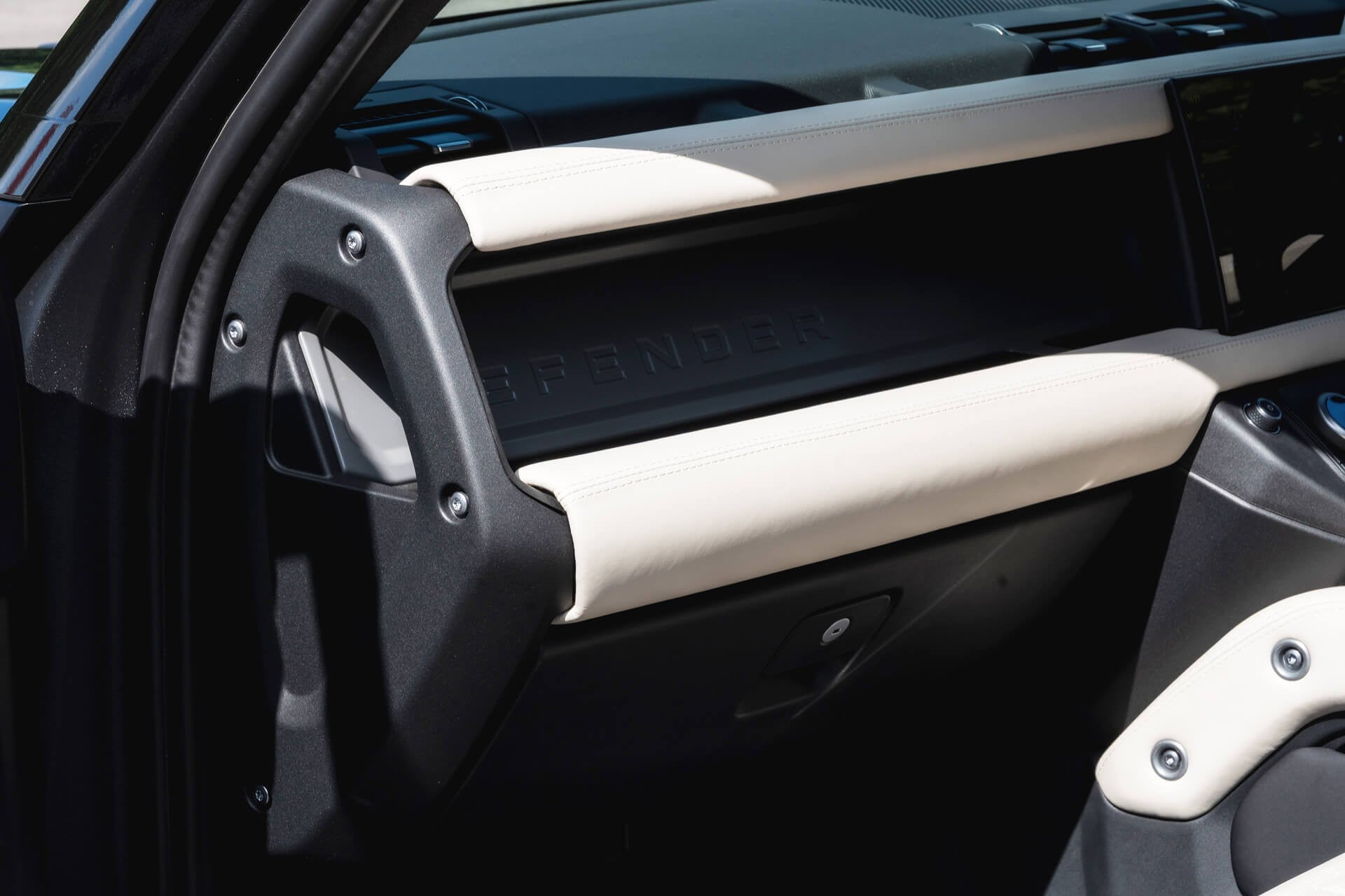 Land Rover Defender D350 X-Dynamic HSE (7 Seater) Gallery Image