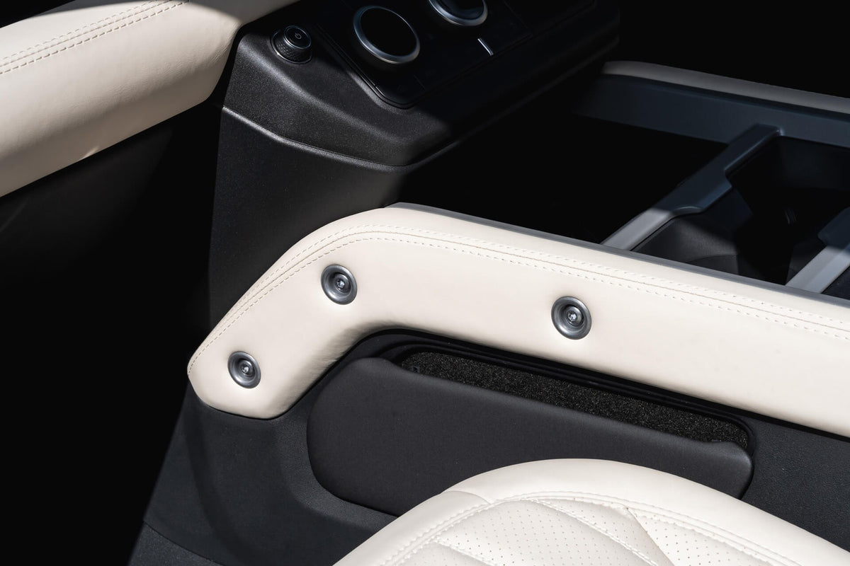 Land Rover Defender 130 D350 X-Dynamic HSE (7 Seater) Gallery Image